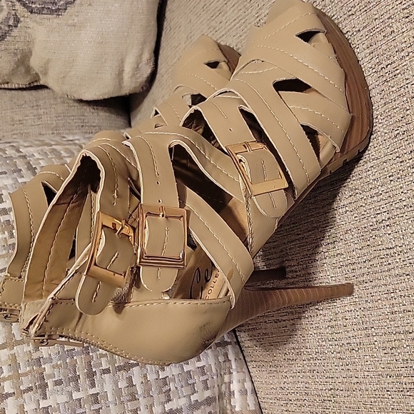 Ladies heels - Picture 3 of 3